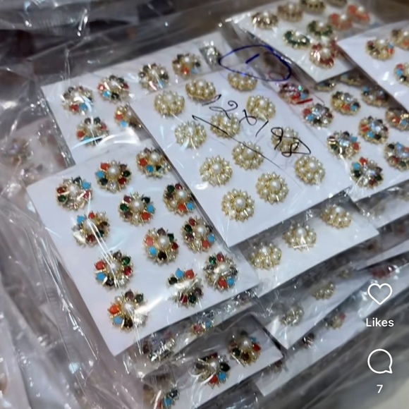 Suits and jewelry - Picture 3 of 4